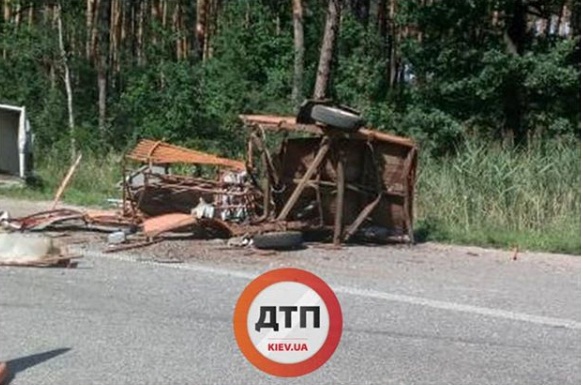 На трассе Киев-Чоп в ДТП пострадали дорожные рабочие