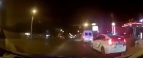 В Одессе водитель микроавтобуса наехал на полицейского. Появилось видео