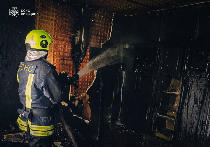 Тіло чоловіка знайшли в палаючому будинку у Києві