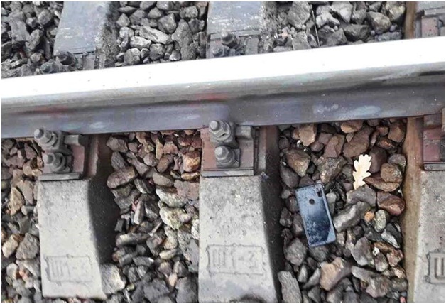 Под Киевом на железной дороге погиб 17-летний парень