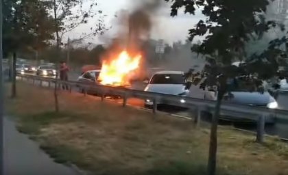 В Харькове загорелся автомобиль. Появилось видео