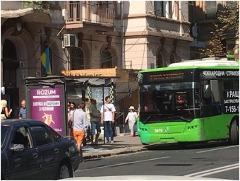 В Киеве троллейбус врезался в остановку