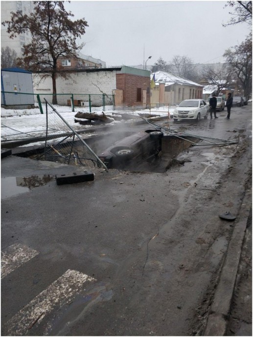 В Харькове легковой автомобиль провалился в котлован