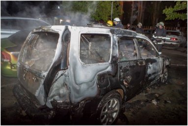 Появилось видео поджога 6 автомобилей на парковке в Киеве