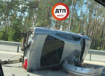 Под Киевом опрокинулся автомобиль. Фото