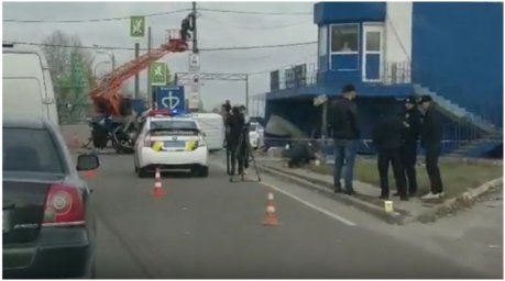 Под Киевом автомобиль врезался в пост дорожной полиции. Появилось видео