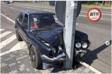 На Харьковском шоссе автомобиль врезался в столб. Есть пострадавшие