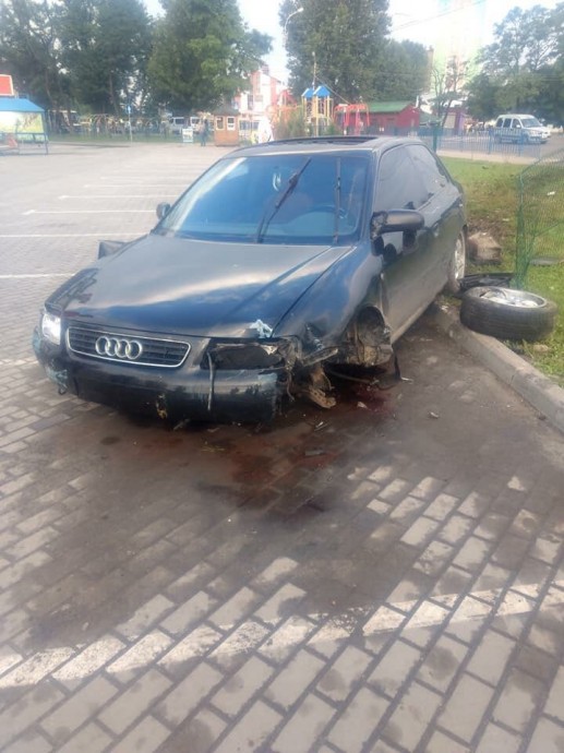Во Львове, водитель, скрываясь от полиции, врезался в ограждение