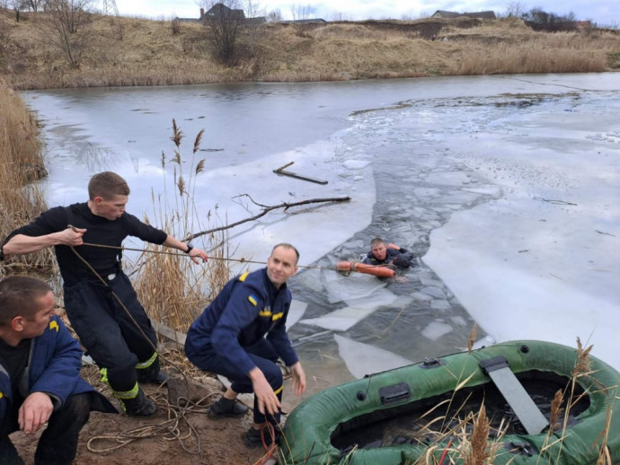 В Нововолынске под лед провалились трое детей