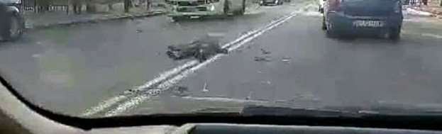 В Киеве пьяная женщина бросилась под машину. Появилось видео