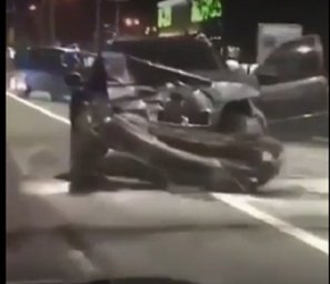 Появилось видео лобового столкновения автомобилей в Буче