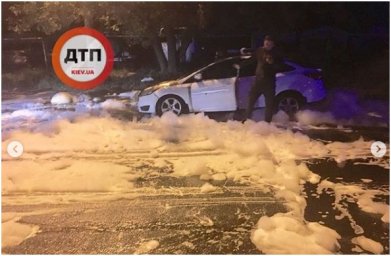 В Киеве любовный треугольник обернулся подожженным автомобилем