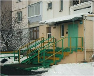 В Киеве мужчина повесился перед собственной квартирой