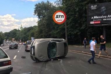 На улице Елены Телиги в Киеве опрокинулся автомобиль. Фото