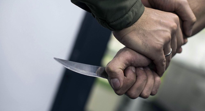 В Кременчуку чоловік вдарив дівчину ножем та намагався вкоротити собі віку в поліції