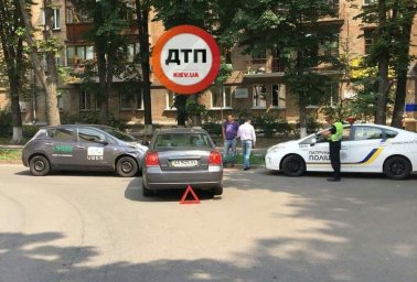 В Киеве произошло ДТП с участием такси Uber