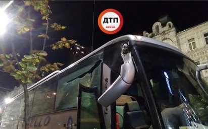 В Киеве автобус сорвал провода и сбил светофор