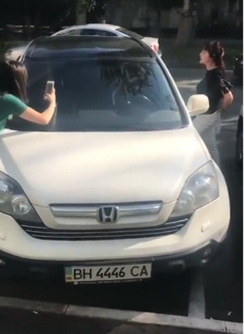 В Одессе женщина заблокировала угонщика в автомобиле. Появилось видео