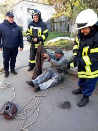 В Одессе мужчину вытащили из колодца В Одессе мужчину вытащили из колодца