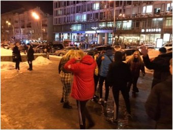 В Киеве группа подростков у станции метро «Дворец Спорта» избила мужчину. Появилось видео