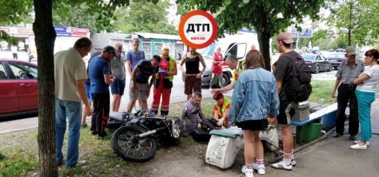 В Киеве автомобиль сбил мотоциклиста и скрылся с места происшествия. Фото