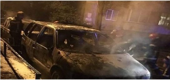 Ночью в Киеве подожгли 2 автомобиля, принадлежащие одной семье