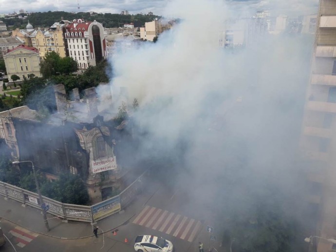 В Киеве на Подоле произошел масштабный пожар