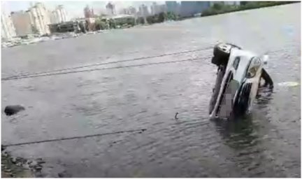 В Киеве автомобиль скатился в Днепр. Водителя спасти не удалось. Появилось видео