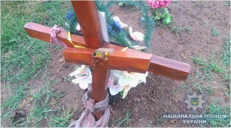 В Одесской области подросток крушил могильные кресты. Фото