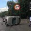 На улице Елены Телиги в Киеве опрокинулся автомобиль. Фото