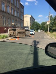 На улице Кондаурова в Харькове произошло ДТП. Перевернулся автомобиль