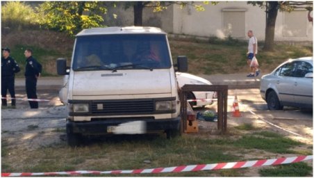 Во Львове в автомобиле обнаружен труп мужчины с окровавленной головой