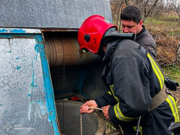 На Вінниччині чоловік упав у криницю під час чищення, рятувальники витягли його