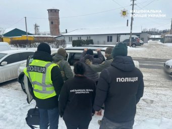 На Хмельниччині затримали чоловіка, який вимагав 150 тисяч доларів у родини військового