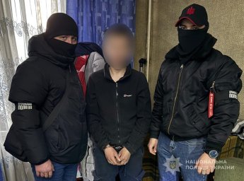 На Сумщині затримали чоловіка, який організував у квартирі наркопритон