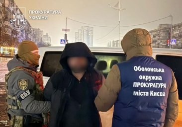 У Києві затримали організатора незаконного виїзду за кордон за 10 тисяч доларів У Києві затримали організатора незаконного виїзду за кордон за 10 тисяч доларів