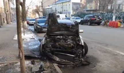 В Киеве сгорел автомобиль. Подозревается поджог. Появилось видео