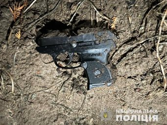 В Киевской области мужчина стрелял в рабочих. Появилось видео