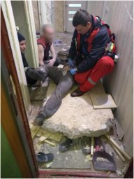 В Днепре на мужчину во время ремонта упала бетонная перегородка. Появилось видео