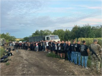 Зявилося відео антирекорда «бажаючих» незаконно потрапити за кордон чоловіків