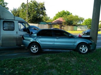 В Харькове при столкновении с Газелью легковой автомобиль врезался в столб