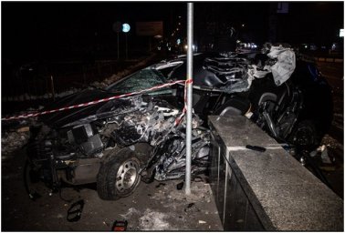 В Киев на проспекте Победы автомобиль на высокой скорости влетел в столб. Водитель погиб