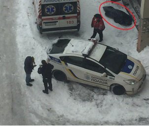 В Киеве мужчина внезапно умер на пороге своего дома