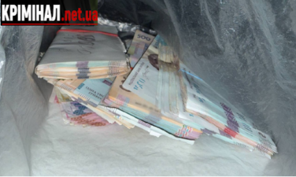 Обікрали квартиру пенсіонерки на понад 750 тисяч гривень: у Києві затримали трьох підозрюваних Обікрали квартиру пенсіонерки на понад 750 тисяч гривень: у Києві затримали трьох підозрюваних