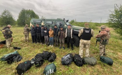 На Рівненщині прикордонники затримали групу нелегальних мігрантів. З'явилося відео