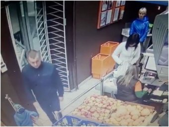 Полиция Львова выясняет личность мужчины, ворующего в супермаркетах. Появилось видео