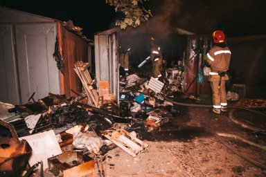 В Киеве пожар уничтожил пункт приема вторсырья