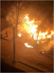 В Харькове ночью загорелся киоск быстрых кредитов. Появилось видео