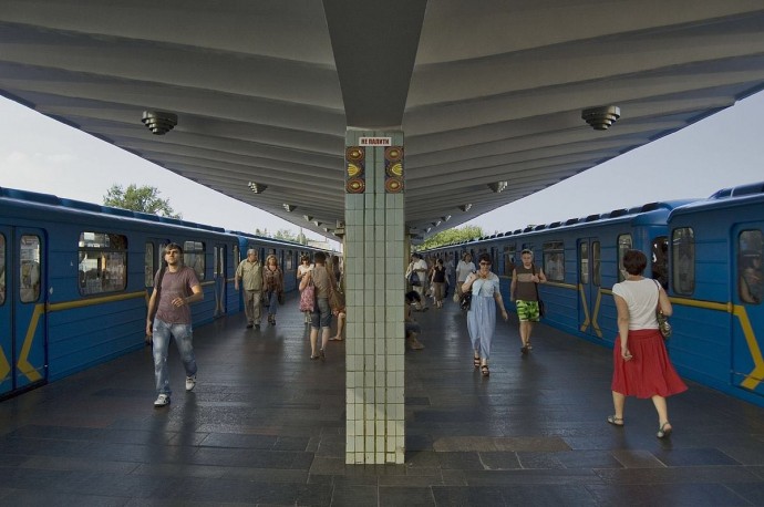 Сегодня в Киеве закрыта станция метро «Левобережная» из-за сообщения о «минировании»