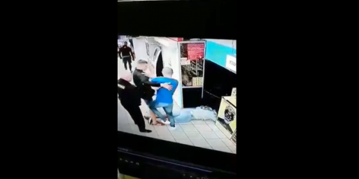 В Киеве в супермаркете избили парня на глазах у охраны
